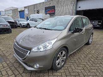 uszkodzony samochody osobowe Peugeot 208 1.2 Allure Pano Climatronic MultiMedia Led Pdc CruiseControl 60KW / 82PK 2013/3