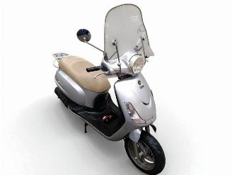 krockskadad bil bromfiets Sym  FIDDLE 2 2012/6