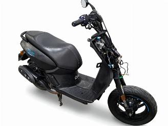 damaged scooters Peugeot  STREET ZONE 2016/12