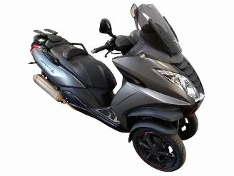 krockskadad bil bromfiets Peugeot  METROPOLIS RS 2017/4