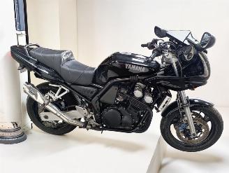 Vaurioauto  motor cycles Yamaha FZ 6 Fazer  1998/3