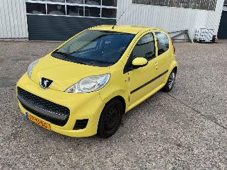 damaged passenger cars Peugeot 107 5deurs benzine 2007/6