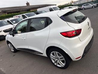 Vaurioauto  passenger cars Renault Clio  2017/10