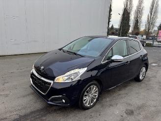 krockskadad bil auto Peugeot 208  2019/6