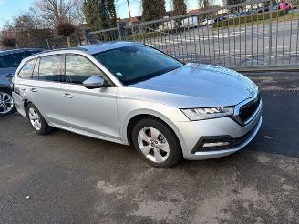 damaged passenger cars Skoda Octavia AUTOMAAT 2021/2