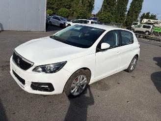 Unfallwagen Peugeot 308 with cockpit and airbags included in the price 2020/10