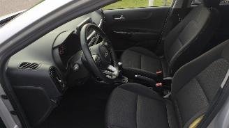Kia Picanto 1.0 DPi ComfortLine Luxe uitvoering!! mooie schade picture 9