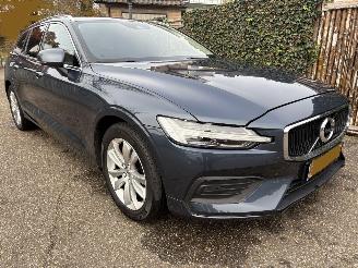 damaged passenger cars Volvo V-60 2.0 B4 Momentum Business AUTOMAAT MET ELEKTRICITEIT-MOTOR 2022/3