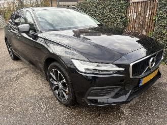 Damaged car Volvo V-60 2.0 B3 Momentum Advantage AUTOMAAT 174PK 2020/10