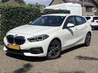 Vaurioauto  passenger cars BMW 1-serie 118i Executive Edition AUTOMAAT 136PK 2021/2