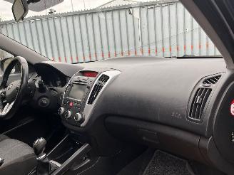 Kia Cee d 1.4 CVVT 16V Combi/o  Benzine 1.396cc 77kW (105pk) FWD 2010-10/2012-12 (EDF5PN; EDF5PO) G4FA picture 14