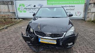 Voiture accidenté Kia Cee d 1.4 CVVT 16V Hatchback 4Dr Benzine 1.396cc 66kW (90pk) FWD 2009-09/2012-12 (EDB5PB; EDB5PD; EDB5PE) G4FA5 2011/7
