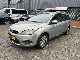 damaged passenger cars Ford Focus Wagon 1.8 Limited 2009/9