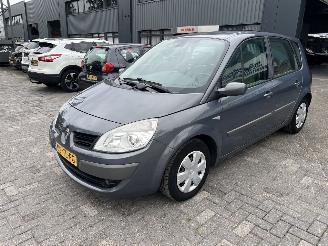 Coche accidentado Renault Scenic 1.6-16V Privilège Comfort 2006/10