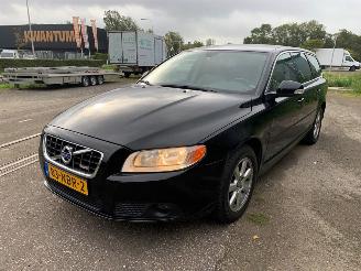 damaged passenger cars Volvo V-70 2.0 T 16V Combi/o  Benzine 1.999cc 149kW (203pk) FWD 2009-09/2011-12 (BW44) B4204T6 2010/8