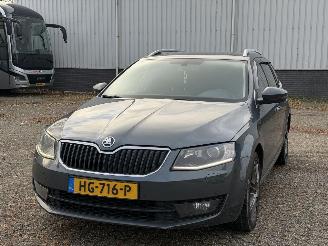 krockskadad bil auto Skoda Octavia Octavia Combi 1.6 TDI DSG Greentech 2015/10
