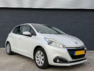 Vaurioauto  passenger cars Peugeot 208 1.2 benzine FACELIFT 2025/11