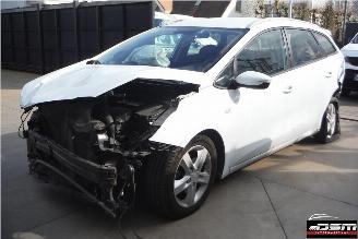 damaged passenger cars Kia Cee d /  1.6 CRDI EASY 2014/5