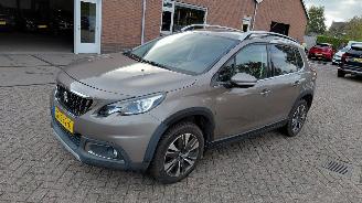 Vaurioauto  passenger cars Peugeot 2008 1.2i  81kw automaat 2017/1