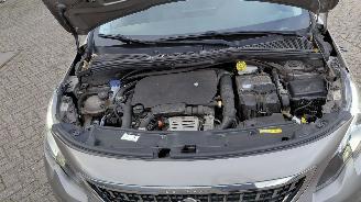 krockskadad bil auto Peugeot 2008 1.2i  81kw automaat 2017/1