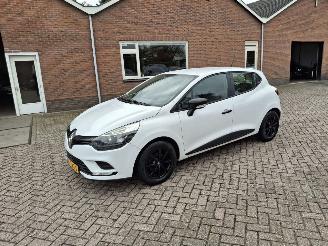 krockskadad bil auto Renault Clio 0.9 tce   66kw  airco 5drs 2016/10
