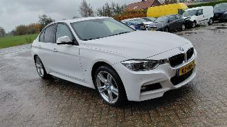 krockskadad bil auto BMW 3-serie 330 e  180kw m paket    clima leer 2016/12