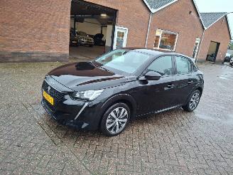 damaged passenger cars Peugeot e-208 ev  136pk      50kwh accu   navi 2023/4