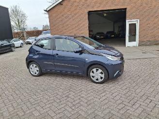 krockskadad bil auto Toyota Aygo 1.0 vvt x play  automaat  airco 2015/1