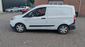 krockskadad bil bedrijf Ford Courier 1.5 dci  74kw schuifdeur 2022/5