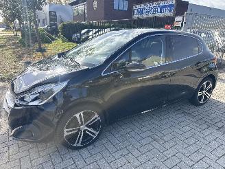 Unfallwagen Peugeot 208 1.2 GT-LINE AUTOMAAT PANO RIJDBAAR BOUWJAAR 2016  5600 EURO 2016/11