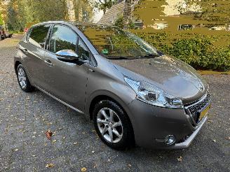 Damaged car Peugeot 208 1.2 Style 5DRS NAVI AIRCO 2015/1