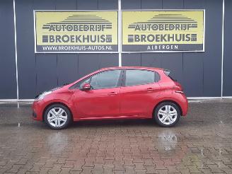 Peugeot 208 1.2 PureTech Signature picture 2