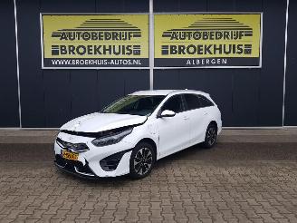damaged passenger cars Kia Ceed Sportswagon 1.6 GDI PHEV DynamicPlusLine 2022/9