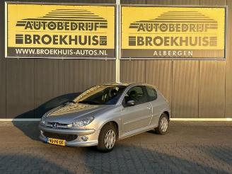 Salvage car Peugeot 206 206 (2A/C/H/J/S), Hatchback, 1998 / 2012 1.4 16V 2004/7