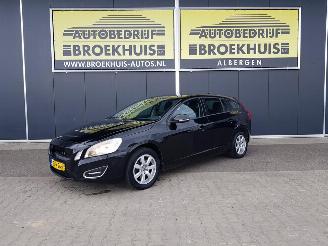 uszkodzony samochody osobowe Volvo V-60 1.6 D2 Momentum 2014/1