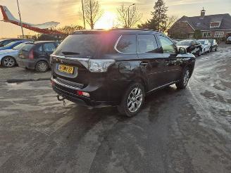 uszkodzony samochody osobowe Mitsubishi Outlander 2.0 16v PHEV 4x4 2014/3