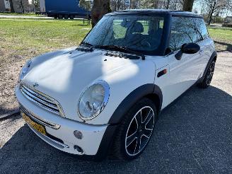Damaged car Mini Cooper S 85 kW (116 PK) 1598 cc. 2005/3