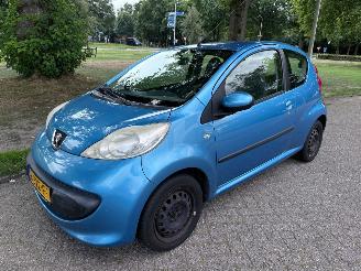 Coche accidentado Peugeot 107 50 kW (68 PK)  998 cc. 2006/8
