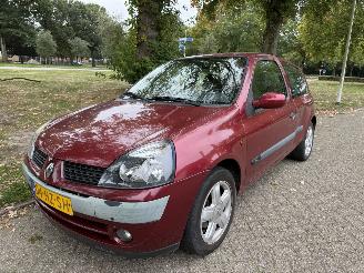 damaged passenger cars Renault Clio  2002/1