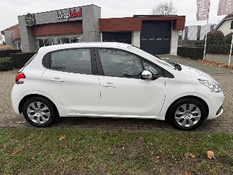 Peugeot 208  picture 6