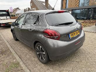 Peugeot 208  picture 3