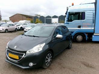 krockskadad bil auto Peugeot 208 1.2 Allure 5 Drs 2013/9
