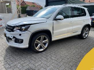 Vaurioauto  passenger cars Volkswagen Tiguan 4Motion 1.4 TSi Sport&Style R-line Edition.pano/leer 2014/2