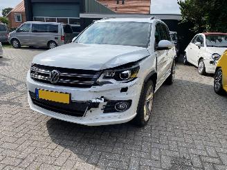 damaged passenger cars Volkswagen Tiguan 4Motion 1.4 TSi Sport&Style R-line Edition.pano/leer 2014/2