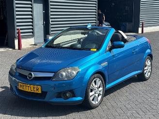 Vaurioauto  passenger cars Opel Tigra 1.8 16V Cabrio  Benzine 1.796cc 92kW (125pk) FWD 2005/6