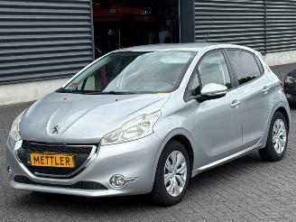 Damaged car Peugeot 208 1.2 Vti 12V PureTech 82 Hatchback  Benzine 1.199cc 60kW (82pk) FWD 2013/1