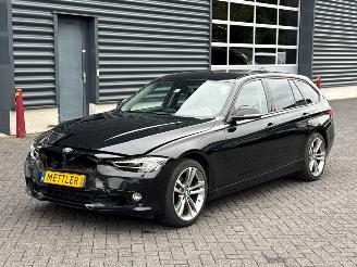 krockskadad bil auto BMW 3-serie 320i 2.0 16V Combi/o  Benzine 1.997cc 135kW (184pk) RWD 2013/5