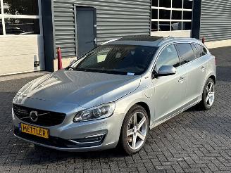 Voiture accidenté Volvo V-60 2.4 D6 20V Plug-in Hybrid AWD Combi/o  Elektrisch Diesel 2.401cc 206kW (280pk) 4x4 2014/3