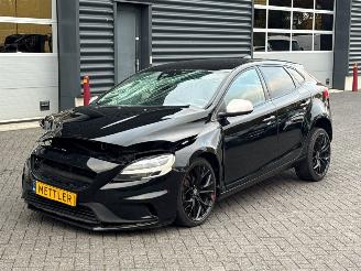 damaged passenger cars Volvo V-40 2.0 D2 16V Hatchback 4Dr Diesel 1.969cc 88kW (120pk) FWD 2017/4