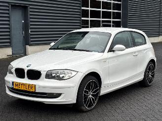 Voiture accidenté BMW 1-serie 118i 16V Hatchback 2Dr Benzine 1.995cc 105kW (143pk) RWD 2009/6